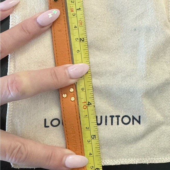 NEW LOUIS VUITTON LEATHER AND CANVAS BRACELET WITH V CHARM
*NEVER WORN* - Picture 6 of 7